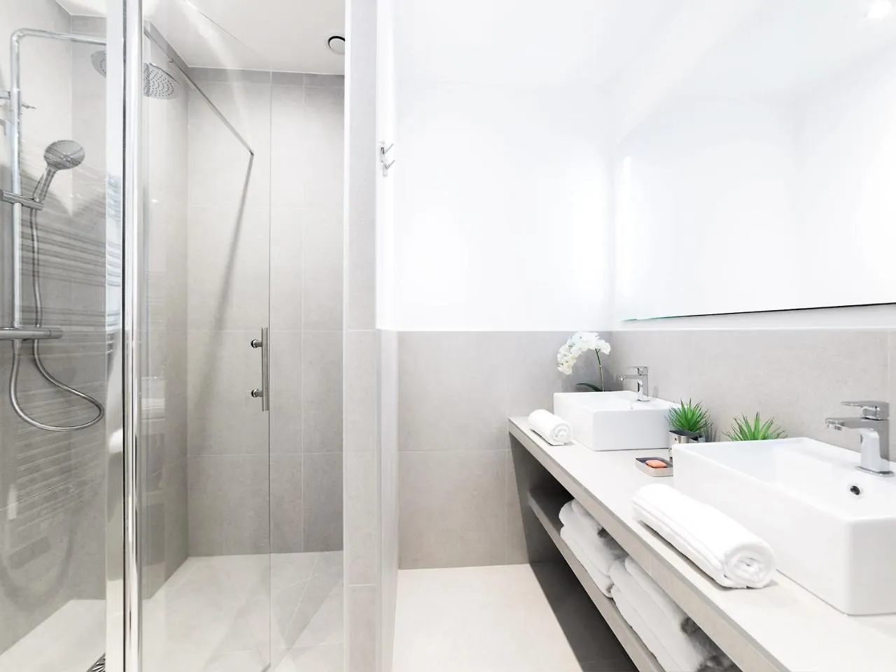 Appartement LivinParis - Luxury 3 Bedrooms République I France